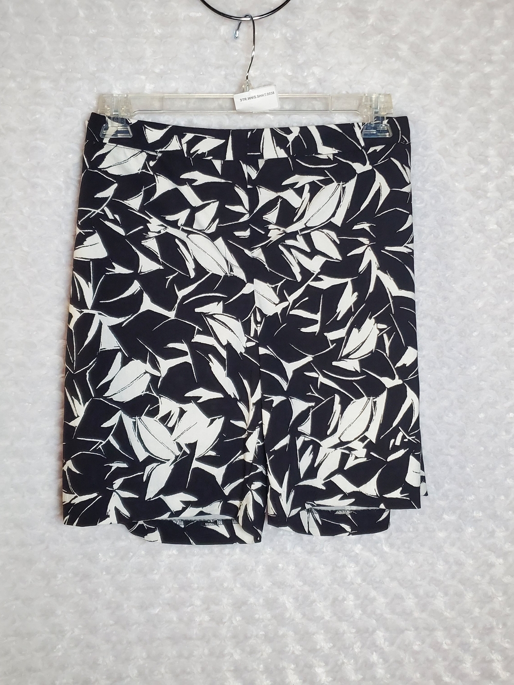 Mario Serrani Black & White Leaf Print Shorts Size 14